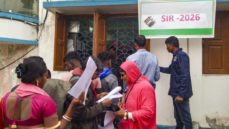 ব্লাড ক্যানসার রোগী থেকে অন্তঃসত্ত্বা- শুনানির লাইনে চরম দুর্ভোগ, প্রশ্নের মুখে কমিশনের ভূমিকা