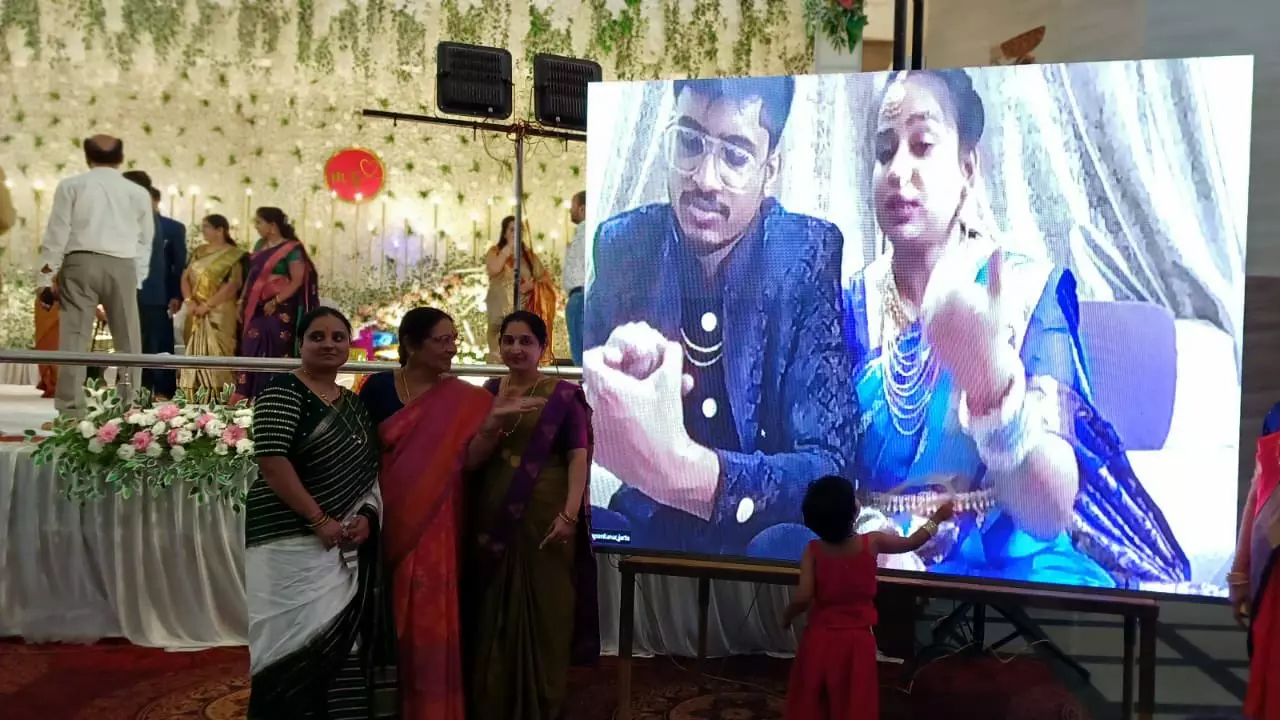 দেশ জুড়ে ইন্ডিগোর বিমান বাতিল, নিজের রিসেপশনেই অনুপস্থিত বর-কনে