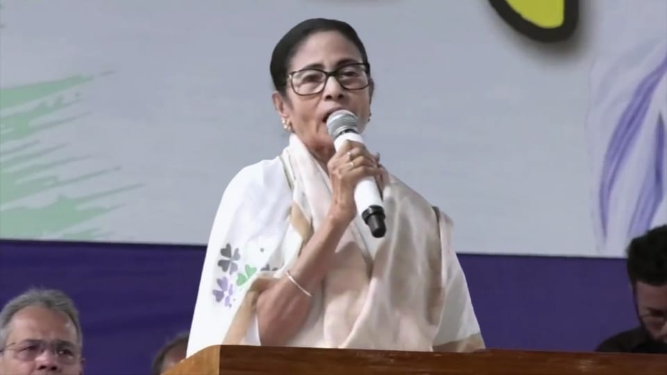 কেন্দ্রের ভিক্ষা নয়, নিজের অর্থে ১০০ দিনের কাজ চালাবে বাংলা, কৃষ্ণনগর থেকে হুঙ্কার মমতার