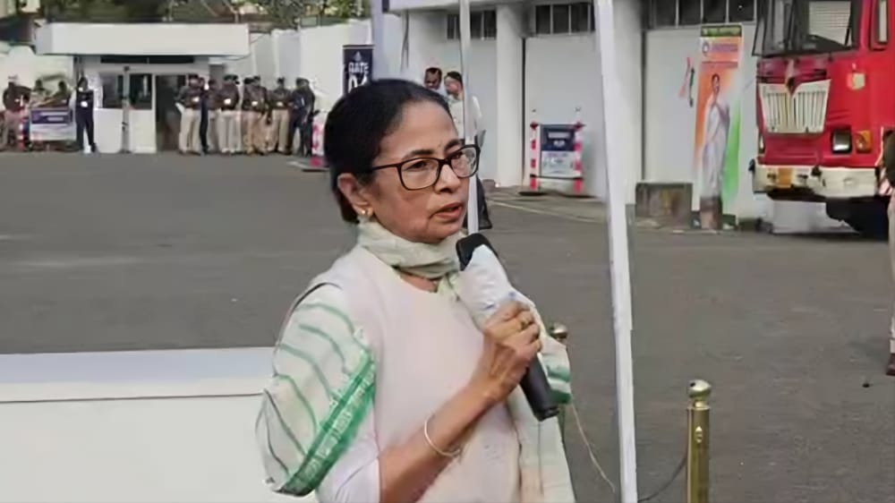 ‘এরা দেশের ব্যাপারে চিন্তিত নয়”, কোচবিহার রওনা হওয়ার পথে ইন্ডিগোর পরিষেবা বিপর্যয়ে কেন্দ্রকে তোপ মমতার