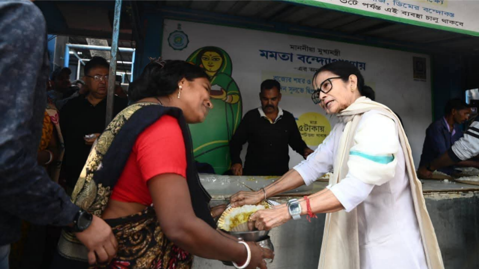 আচমকা মা ক্যান্টিনে মমতা! খাসতালুক ভবানীপুরে সারলেন জনসংযোগ