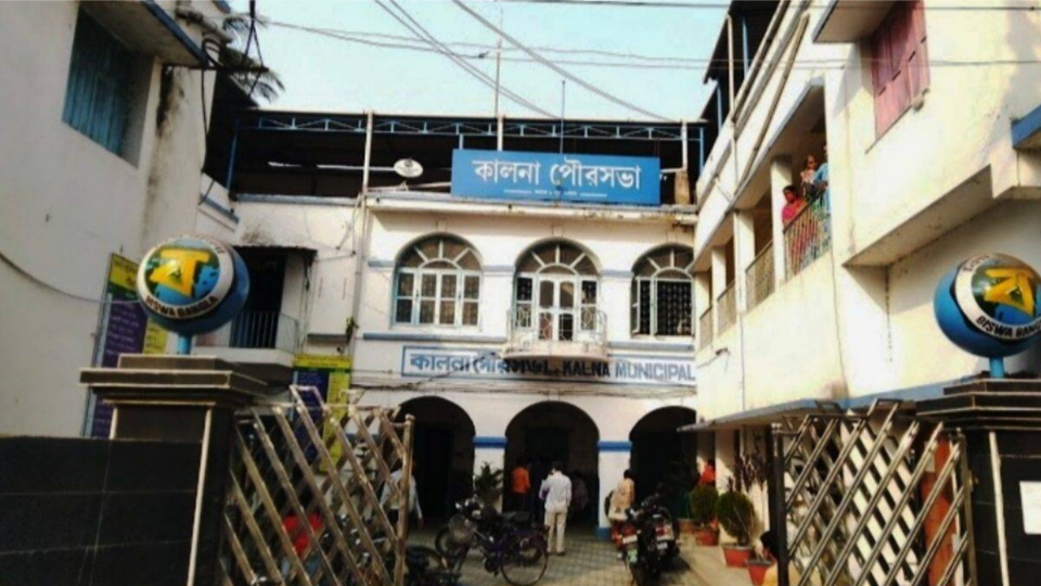 খসড়া ভোটার তালিকায় ‘মৃত’! ক্ষোভে নিজের ডেথ সার্টিফিকেট চাইতে পৌরসভায় হাজির ব্যক্তি