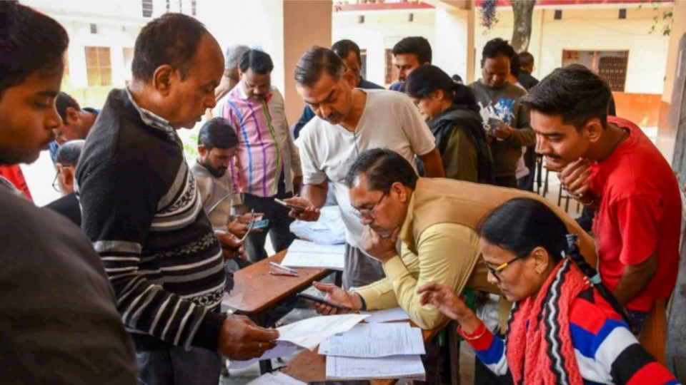 SIR in Bengal: গুচ্ছ গুচ্ছ অভিযোগ, কত নালিশ জমা পড়ল কমিশনে?