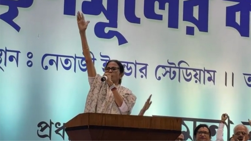 ‘বাংলাকে যাঁরা জব্দ করতে চাইছে, তাঁদের স্তব্ধ করব’, নেতাজি ইনডোর থেকে BJP-কে তোপ মমতার