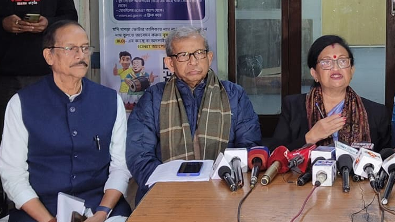 ভোটার তালিকা সংশোধনের নামে ‘হয়রানি’! কমিশনের বিরুদ্ধে পক্ষপাতের অভিযোগ তুলে সরব তৃণমূল