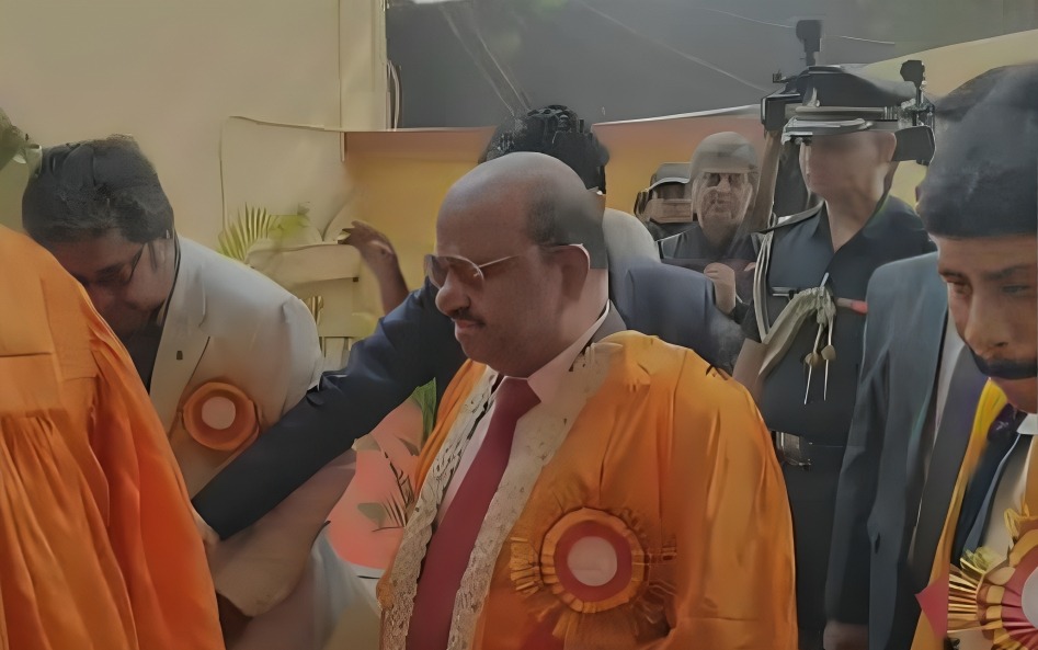 যাদবপুরে সমাবর্তন অনুষ্ঠানে যোগ দিতে এসে বিক্ষোভের মুখে রাজ্যপাল