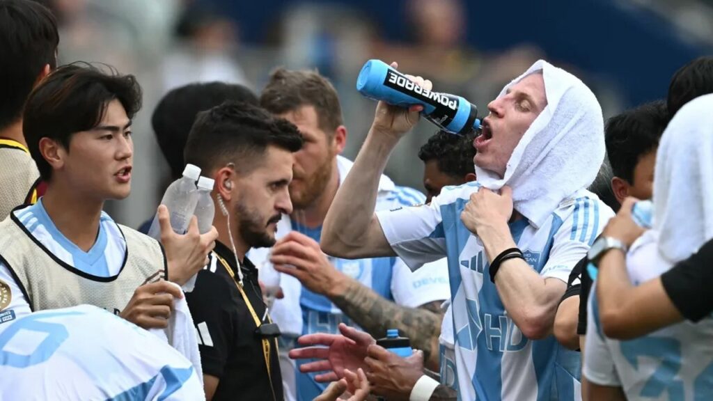 বিশ্বকাপে বাধ্যতামূলক হাইড্রেশন ব্রেক! প্লেয়ারদের সুরক্ষা নাকি ব্যবসা—ফিফার নতুন নিয়মে উঠছে প্রশ্ন