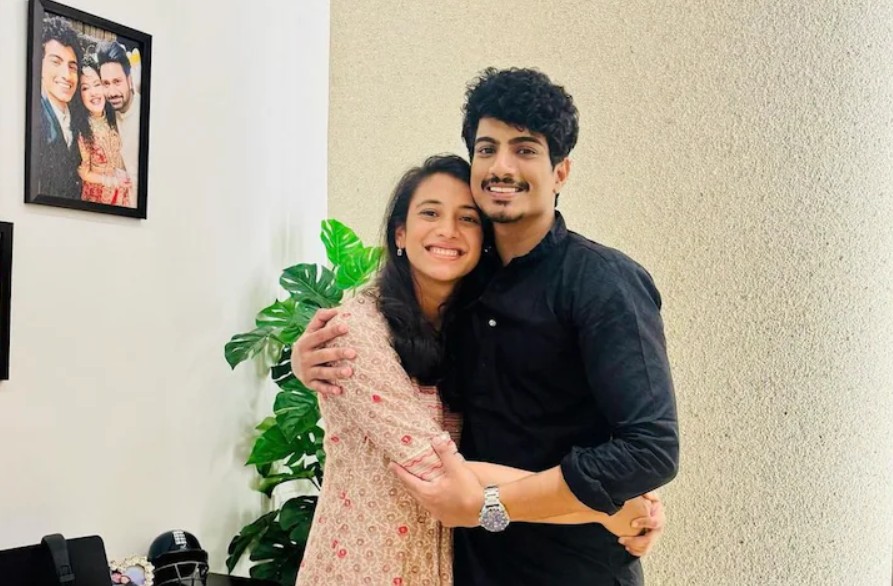 ৭ ডিসেম্বরেই চার হাত এক? স্মৃতি-পলাশের বিয়ে নিয়ে মুখ খুললেন তারকা ক্রিকেটারের দাদা