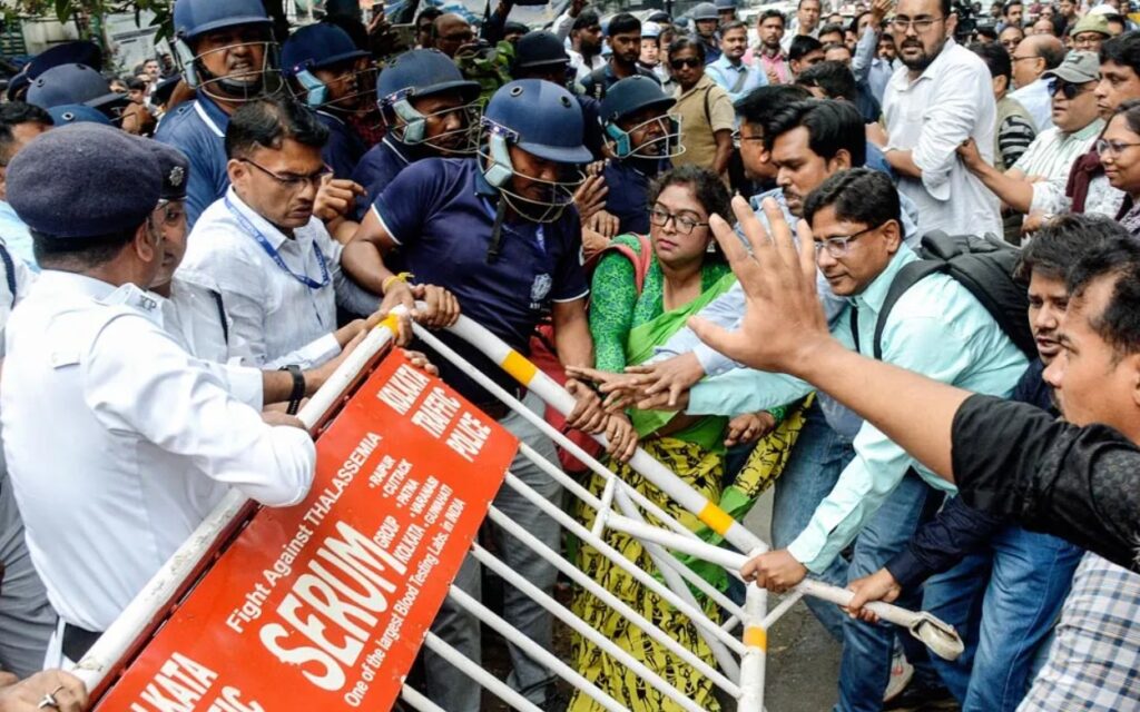 SIR: একাধিক রাজ্য ও কেন্দ্রশাসিত অঞ্চলে সময়সীমা বাড়লেও, বাংলায় কেন বাড়তি সময় নয়? বিক্ষোভ বিএলওদের