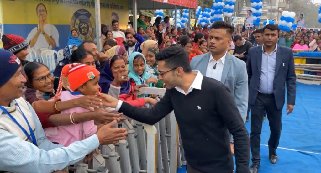 বিষ্ণুপুরে ‘সেবাশ্রয়-২’ পরিদর্শনে অভিষেক, মেটালেন সেলফির আবদার, নিলেন চিকিৎসার খোঁজ