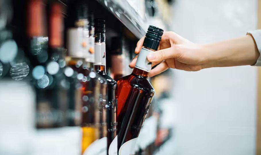 আজ থেকে আরও দামি হল মদ, শীতের মরশুমে কত বাড়ল দর?