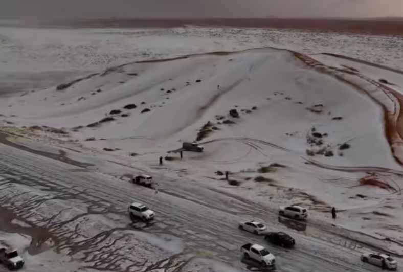 অবিশ্বাস্য আবহাওয়া: ৩০ বছর পরে মরুভূমির দেশ সৌদি আরবে তুষারপাত