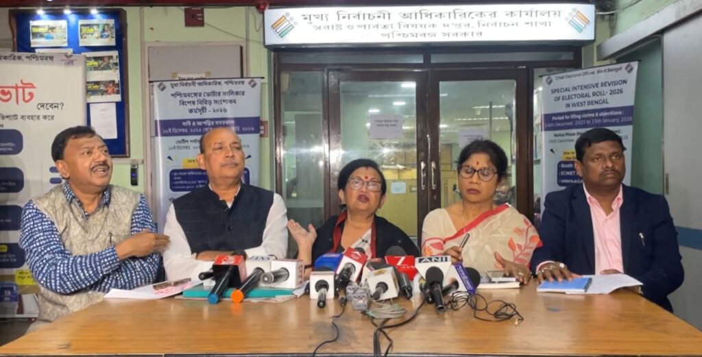 ভোটার তালিকায় বড়সড় বিভ্রাট! একগুচ্ছ দাবি নিয়ে কমিশনে ক্ষোভ উগড়ে দিল তৃণমূল