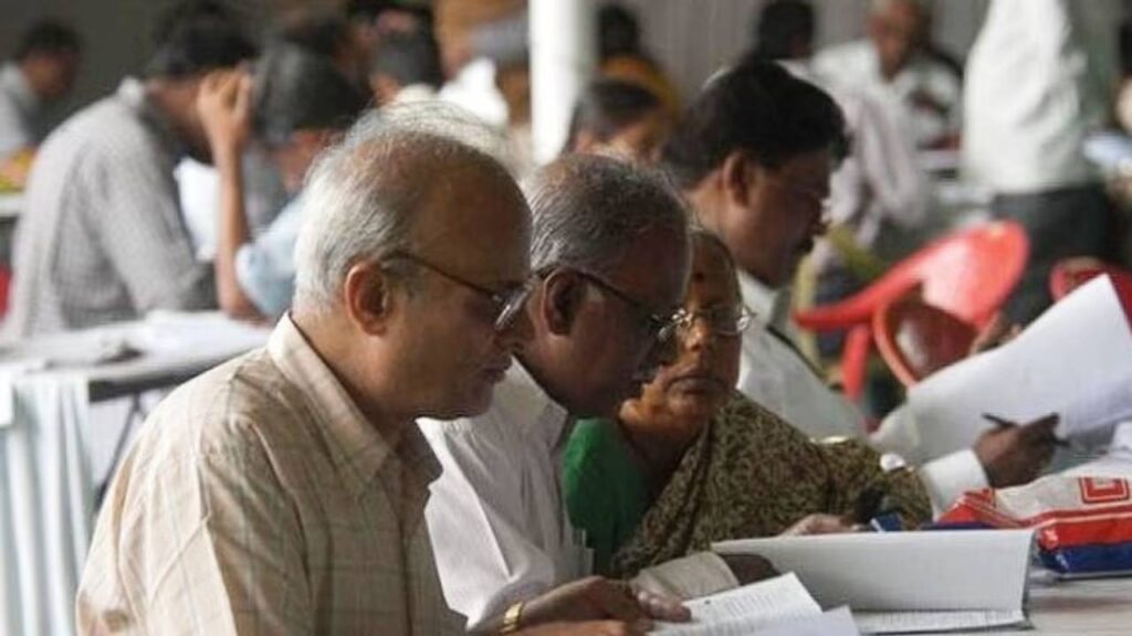 কেন্দ্রের নিয়মের যাঁতাকলে আটকে যেতে পারে বাংলায় ২ লক্ষের বার্ধক্য ভাতা