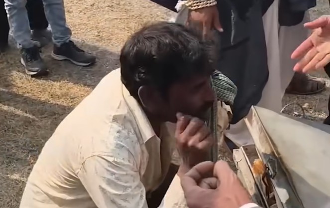 ব্রিগেডে গীতাপাঠের আসরে আমিষ খাবার বিক্রির ‘অপরাধে’ বিক্রেতাকে বেধড়ক মার হিন্দুত্ববাদীদের