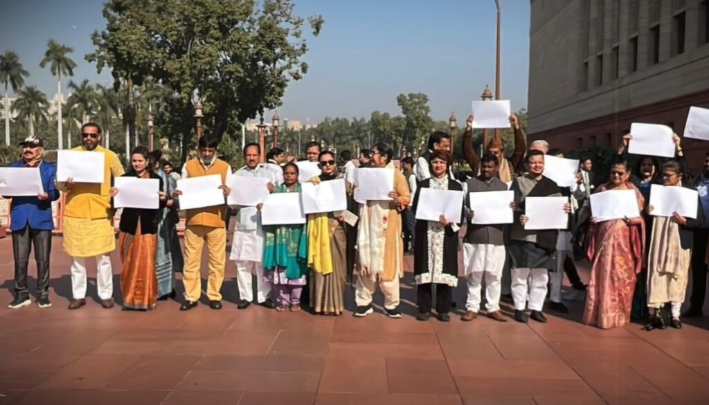 শ্বেতপত্র কোথায়? কেন্দ্রীয় বঞ্চনার বিরুদ্ধে সাদা কাগজ হাতে প্রতিবাদ তৃণমূল সাংসদদের