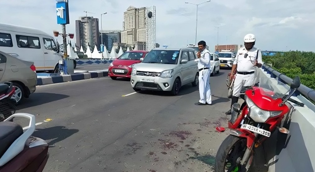 ফের মা উড়ালপুলে দুর্ঘটনা! বাইকের সঙ্গে গাড়ির সংঘর্ষ, আহত এক