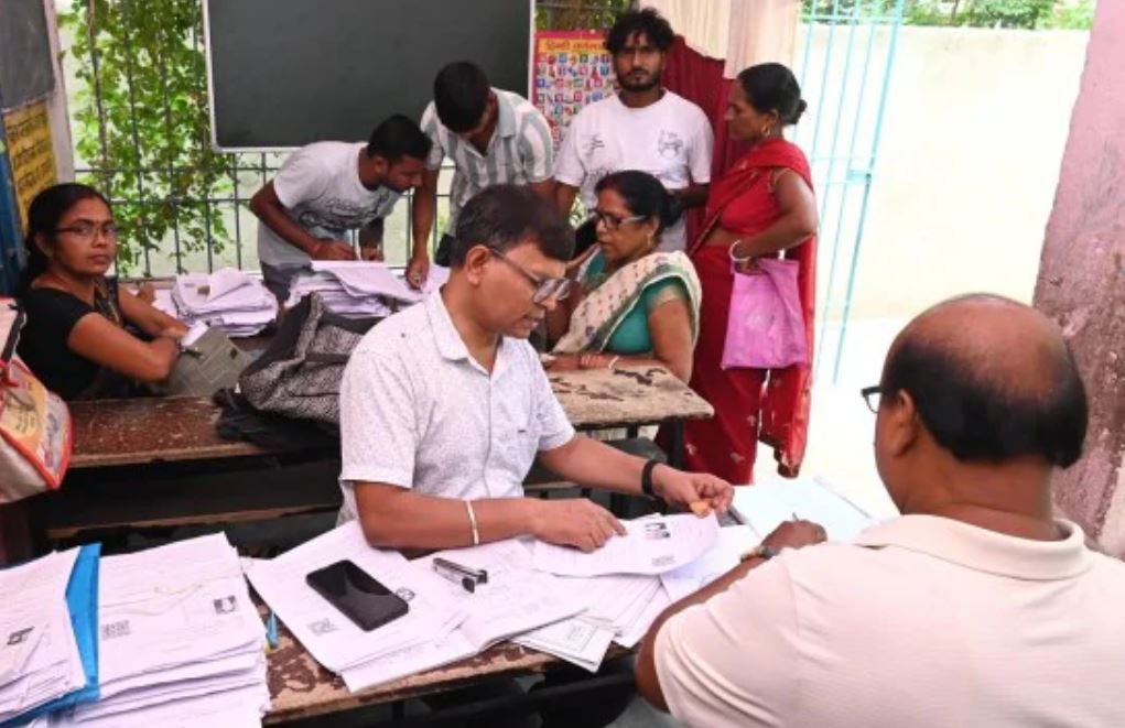 SIR in Bengal: কমিশনের তথ্যে ‘ভূতুড়ে’ চমক! ‘মৃত্যুহীন-স্থানান্তরহীন’ বুথ ২২০৮ থেকে কমে দাঁড়াল মাত্র ৭-এ
