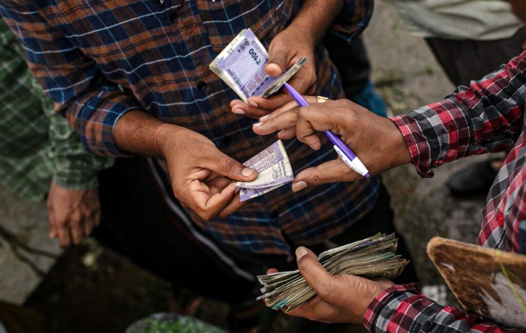 ২০ হাজার টাকার বেশি নগদ লেনদেনে সাবধান! নিয়ম ভাঙলেই ১০০% জরিমানা