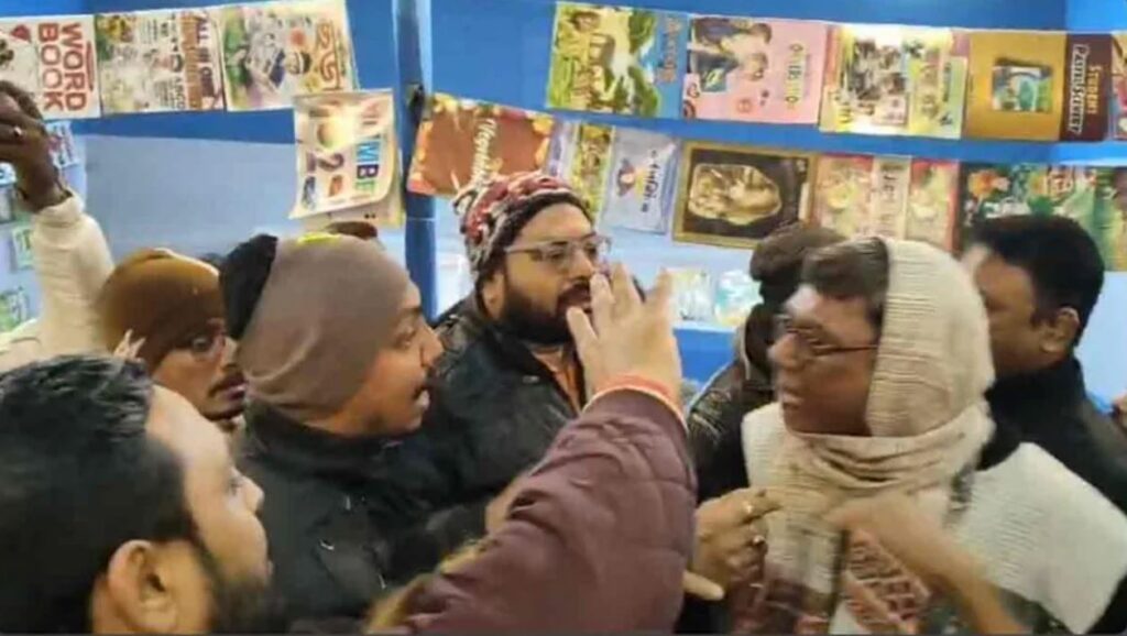 বাংলাদেশি বই বিক্রিতে বাধা, হিন্দু জাগরণ মঞ্চের বিক্ষোভে ধুন্ধুমার শ্যামনগর বইমেলা