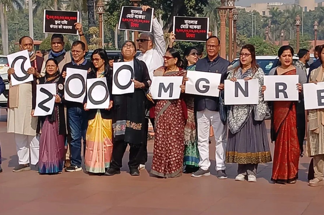 মনরেগায় বাংলার বকেয়ার দাবিতে চড়ছে পারদ, সংসদ চত্বরে বিক্ষোভে তৃণমূল সাংসদরা