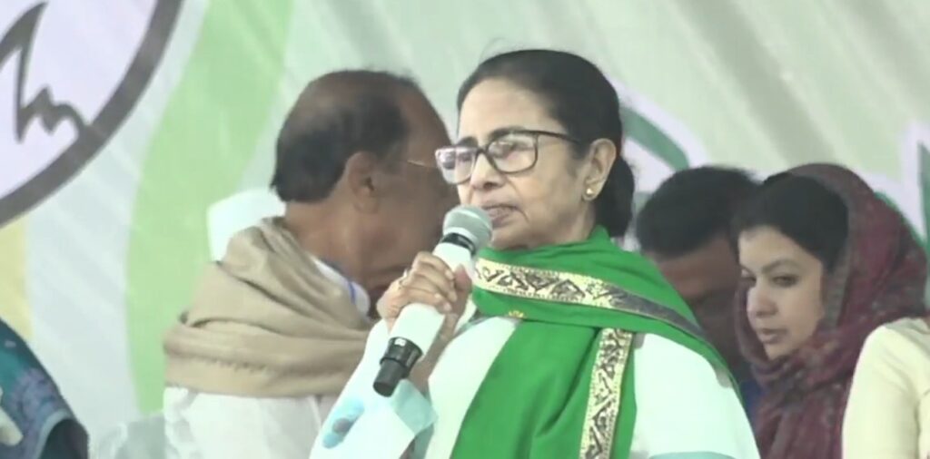 ‘বাংলা দখল করতে পারবে না’, মালদহে দাঁড়িয়ে BJP-র উদ্দেশ্যে হুঙ্কার মমতার