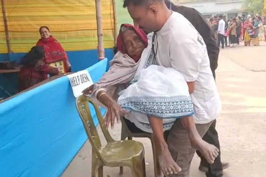 ১০৪ বছরের বৃদ্ধাকে অন্যের কাঁধে ভর দিয়ে আসতে হল শুনানিতে! প্রশ্নের মুখে কমিশন