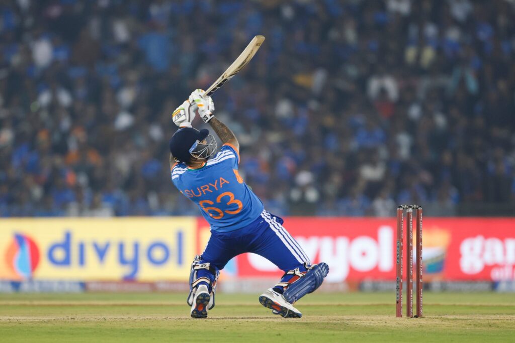 ১০০ রানের পার্টনারশিপ সূর্য এবং কিশনের