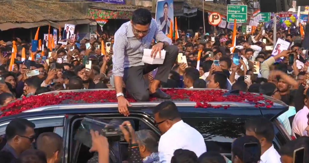 বক্তৃতা থামিয়ে অসুস্থ বৃদ্ধার দ্রুত চিকিৎসা, চাপড়ার সভায় মানবিকতার নজির গড়লেন অভিষেক