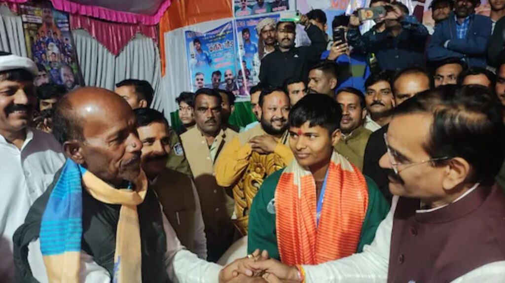 মেয়ের বিশ্বকাপ জয়ে ঘুচল বাবার দুঃখ,পেসার ক্রান্তি গৌড়ের বাবা দীর্ঘ ১৩ বছর পরে ফিরে পেলেন হারানো পুলিশের চাকরি