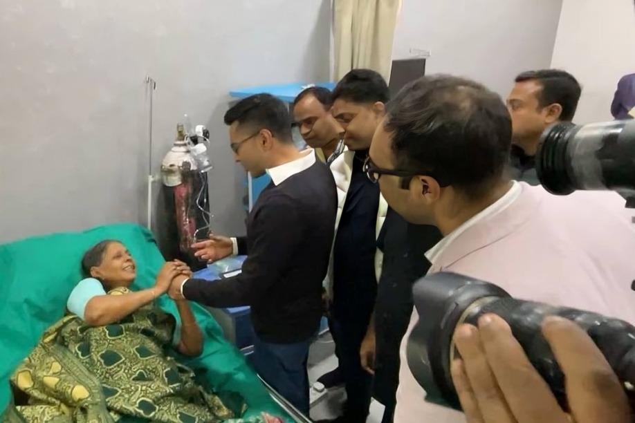 পথে অচৈতন্য বৃদ্ধা, শুশ্রূষা করে সেবাশ্রয় শিবিরে নিয়ে গেলেন অভিষেক