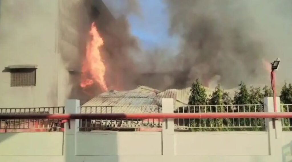 কলকাতায় ফের অগ্নিকাণ্ড: তপসিয়ায় ভস্মীভূত সোফা কারখানা, ঘটনাস্থলে দমকলের ১১টি ইঞ্জিন