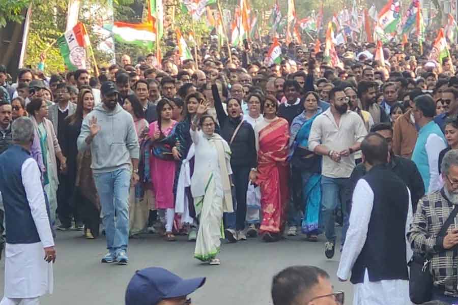 ‘যাদবপুরের মাটি লড়াইয়ের মাটি’, মিছিলের সূচনায় সুর বেঁধে দিলেন মমতা