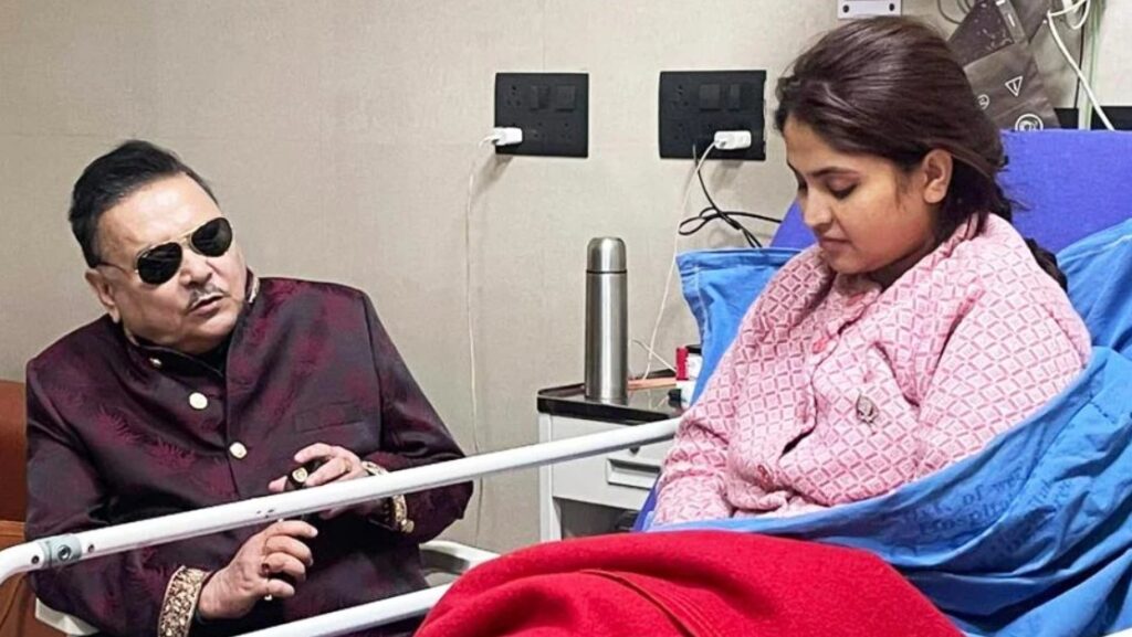 হাসির আড়ালে যন্ত্রণার গল্প: এসএসকেএমে চিকিৎসাধীন দেবলীনা নন্দীকে দেখতে এলেন মদন মিত্র