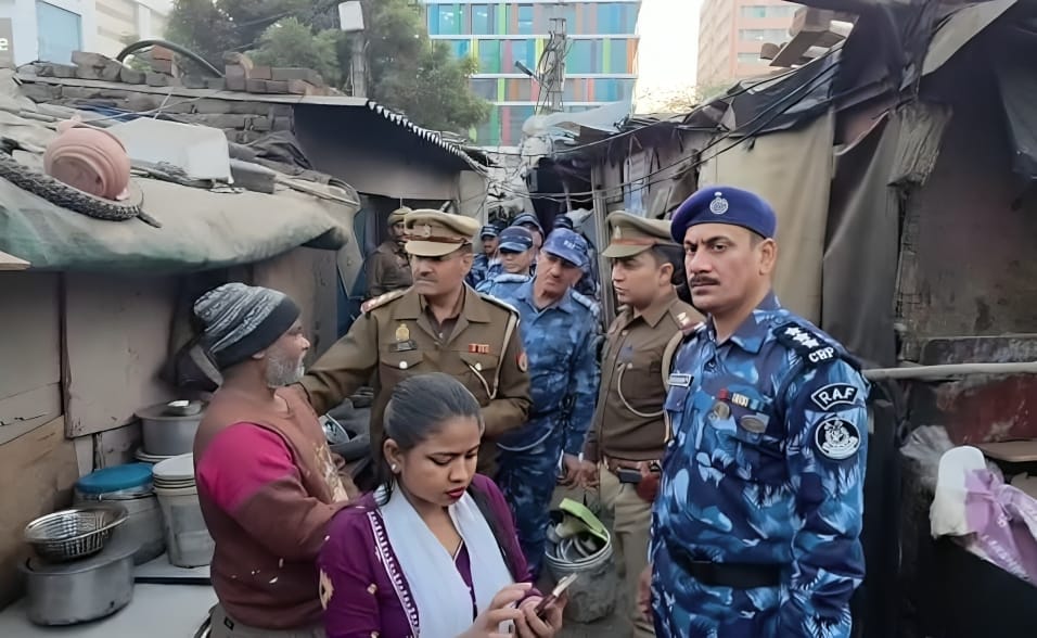 যন্ত্র ঠেকিয়ে ‘বাংলাদেশি’ খুঁজে বের করছে যোগীর পুলিশ! ভাইরাল ভিডিও ঘিরে তুঙ্গে বিতর্ক