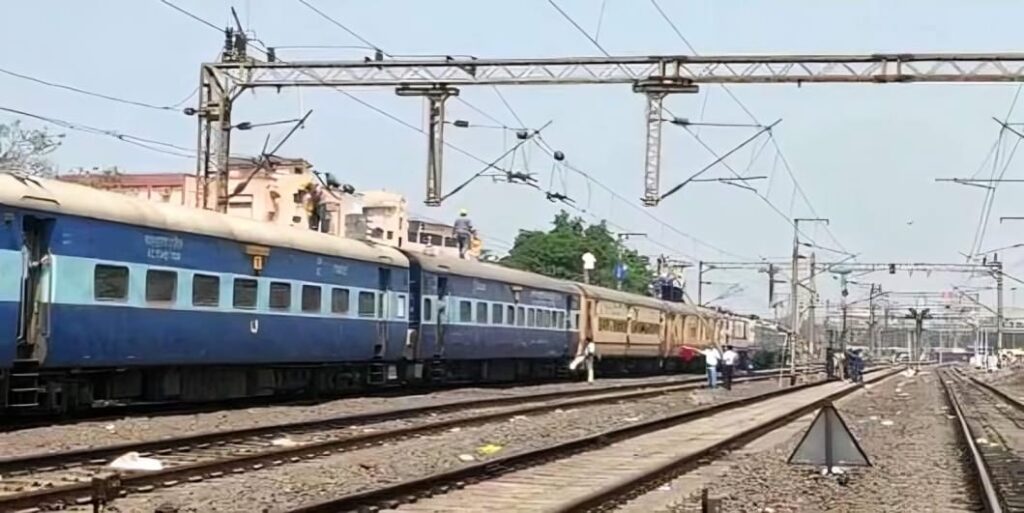 প্যান্টোগ্রাফ ভেঙে বিপত্তি! হাওড়া-কাটোয়া শাখায় ব্যাহত ট্রেন চলাচল