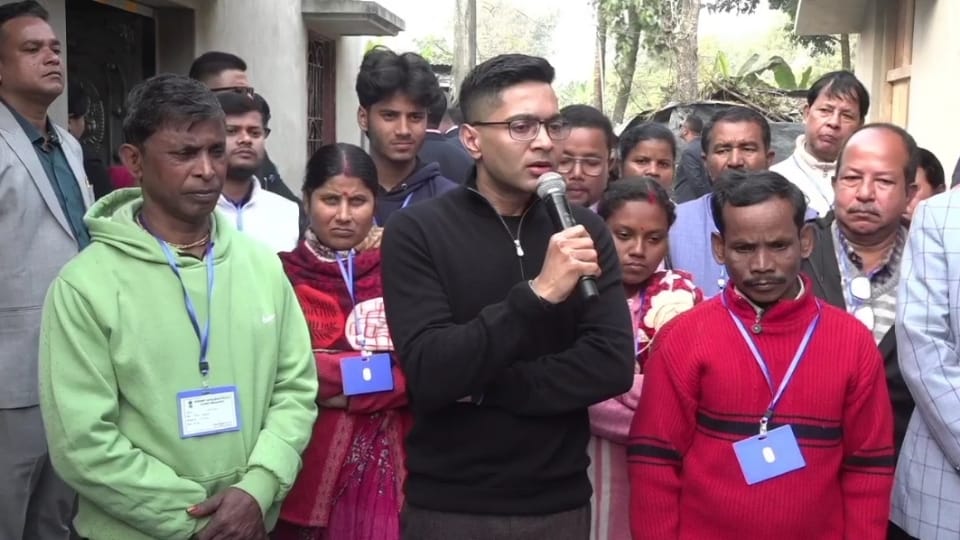 মহারাষ্ট্রের জেল ফেরত পরিযায়ী শ্রমিকদের বাড়িতে অভিষেক,অভিজ্ঞতা শুনে বিজেপিকে তীব্র কটাক্ষ