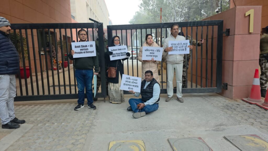 দিল্লিতে শাহের দপ্তরের সামনে তৃণমূল সাংসদদের ধরনায় বাধা, মহিলা MP-দের সঙ্গে ধস্তাধস্তি, টেনে হিঁচড়ে তোলা হল প্রিজন ভ্যানে