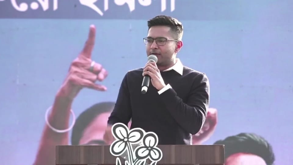 “বিজেপি উন্নয়নের ‘রিপোর্ট কার্ড’ নিয়ে আসুক, ভোকাট্টা করে দেব”, বাঁকুড়ায় চ্যালেঞ্জ অভিষেকের