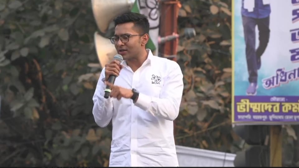 ‘BJP-র বাবুদের ইন্ধনেই বেলডাঙার ঘটনা’, তোপ অভিষেকের! মুর্শিদাবাদের পরিযায়ী শ্রমিকদের জন্য চালু করলেন হেল্পলাইন