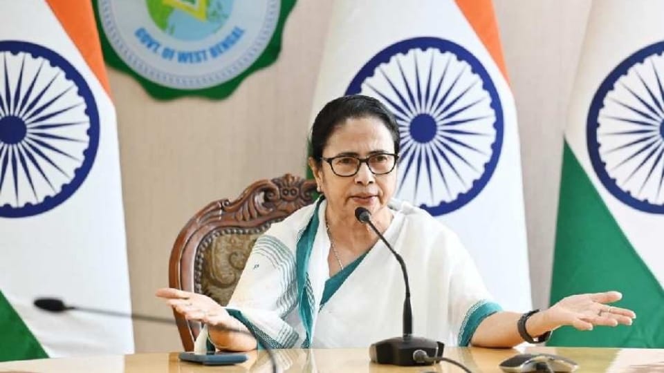 মোবাইল জমা রেখে জেলাশাসকদের সঙ্গে রুদ্ধদ্বার বৈঠক মমতার, কী নিয়ে হল আলোচনা?