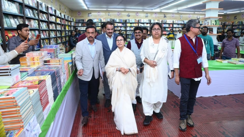 গড়ে উঠবে ‘বইতীর্থ’, বইমেলার উদ্বোধনী অনুষ্ঠান-মঞ্চে টাকা বরাদ্দ করে গেলেন মমতা