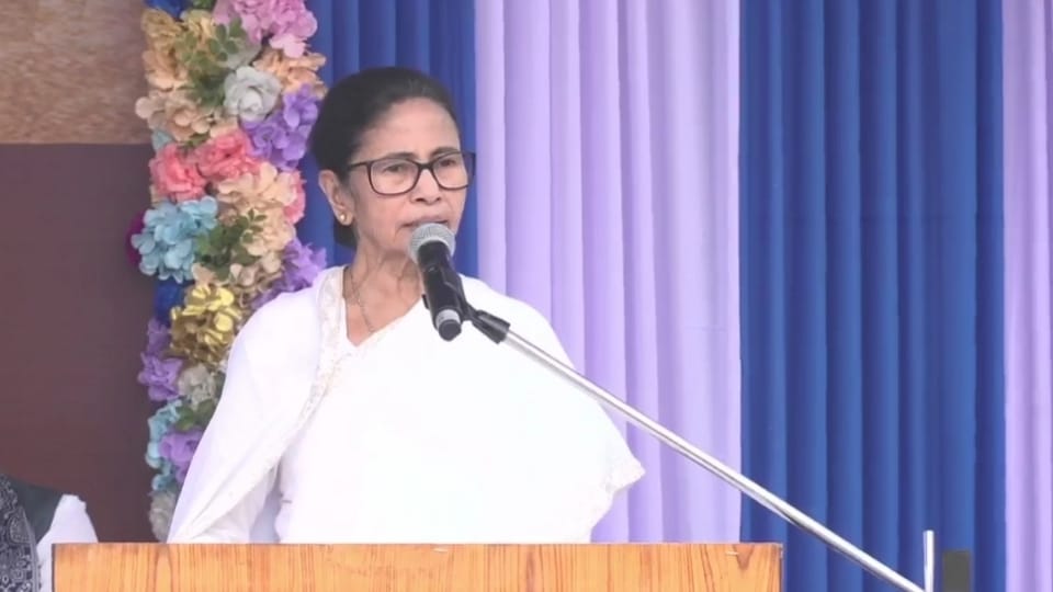 সুভাষচন্দ্রের জন্মদিনে শ্রদ্ধা জানিয়ে নেতাজি-সম্পর্কিত ফাইল প্রকাশের দাবি তুললেন মমতা