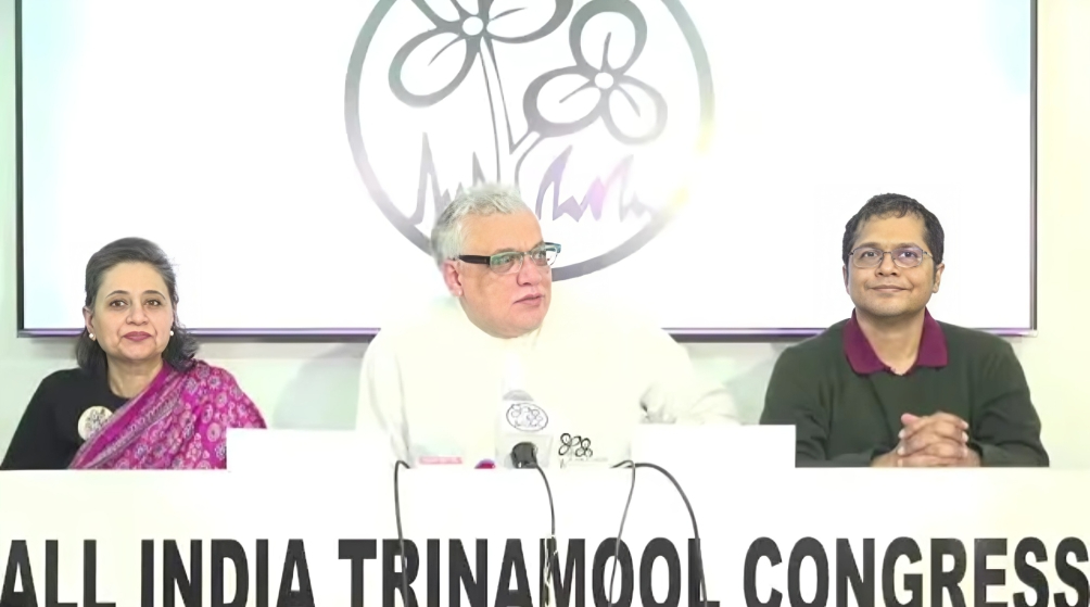 SIR হয়ে গিয়েছে ‘সফ্টওয়ার ইন্টেন্সিভ রিগিং’! কমিশনকে স্বচ্ছতার পাঠ তৃণমূলের