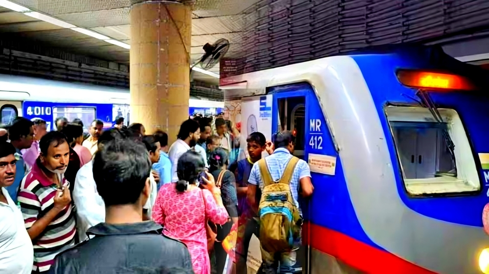 Kolkata Metro: ফের সাতসকালে থমকে গেল মেট্রোর চাকা! নাজেহাল যাত্রীরা