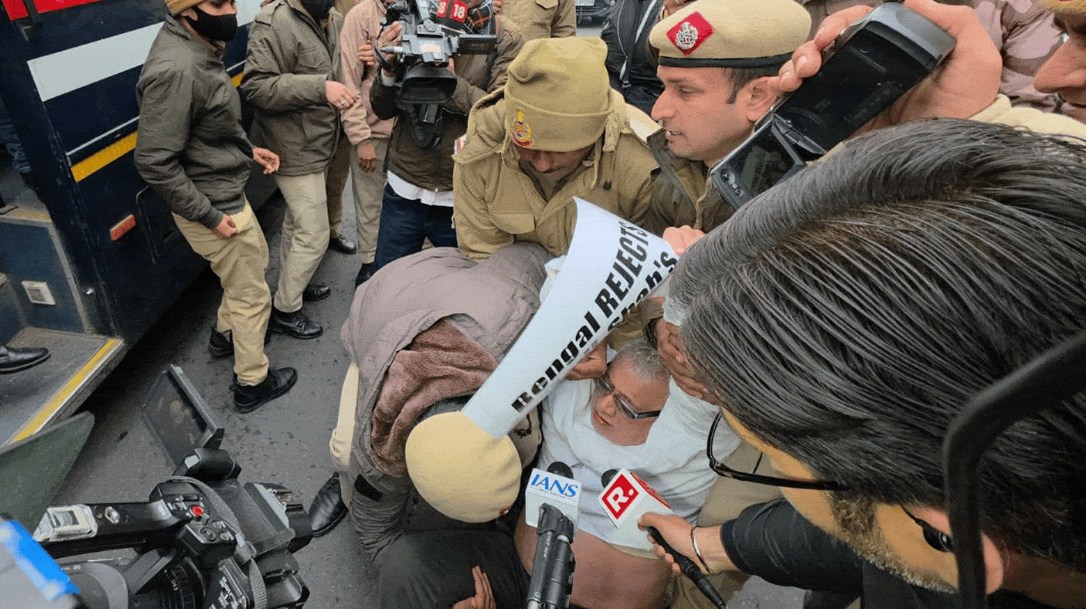 দিল্লিতে শাহের দপ্তরের সামনে তৃণমূল সাংসদদের ধরনায় বাধা, মহিলা MP-দের সঙ্গে ধস্তাধস্তি, টেনে হিঁচড়ে তোলা হল প্রিজন ভ্যানে