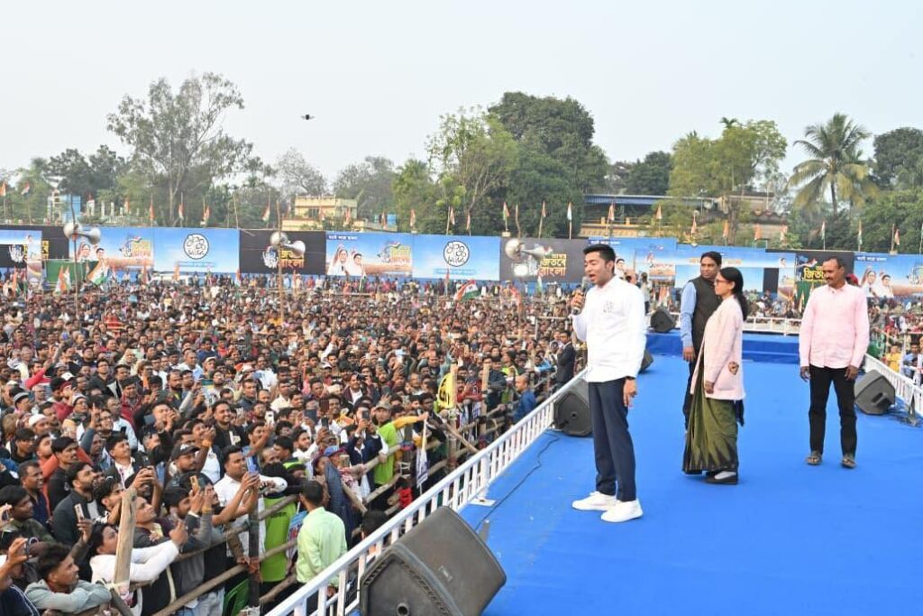 তালিকায় ‘মৃত’ ভোটারদের মঞ্চে আনলেন অভিষেক, তড়িঘড়ি রিপোর্ট তলব কমিশনের