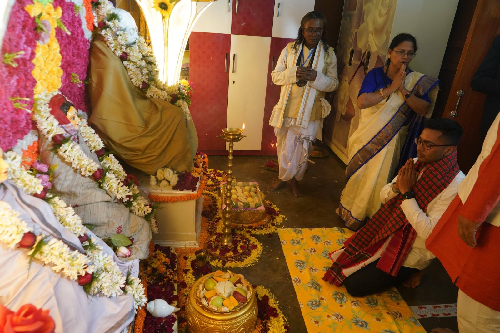 ঠাকুরবাড়িতে নির্বিঘ্নেই পুজো দিলেন অভিষেক,  তাল ঠুকতে পথ ধুলেন শান্তনু