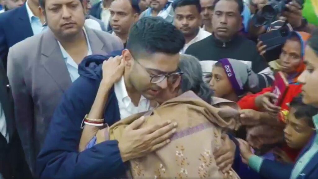 নন্দীগ্রামে ‘সেবাশ্রয়’-এ আর্ত মানুষের পাশে অভিষেক, বৃদ্ধার কান্না মুছিয়ে-দিলেন সুচিকিৎসার আশ্বাস