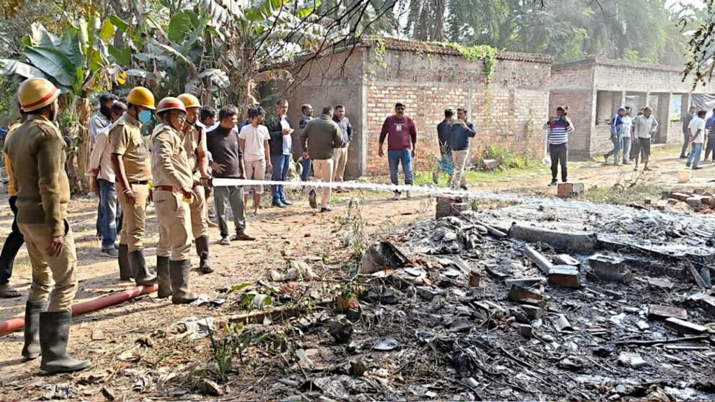 ভরদুপুরে চম্পাহাটির বাজি কারখানায় বিস্ফোরণ, জখম অন্তত ৪